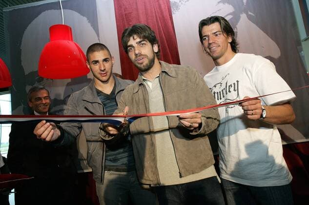 Juninho (Mitte), Torwart Gregory Coupet (re.) und Karim Benzema (alle Lyon) anlässlich einer Brasserieeröffnung ihres Vereins -  Fußball Herren Ligue 1 2007 2008, 1. Französische Liga, Olympique Lyonnais, OL Gruppe Lyon Freude, Fußball Herren Ligue 1 2007 2008, 1. Französische Liga, Olympique Lyonnais, OL Gruppe Lyon Freude,