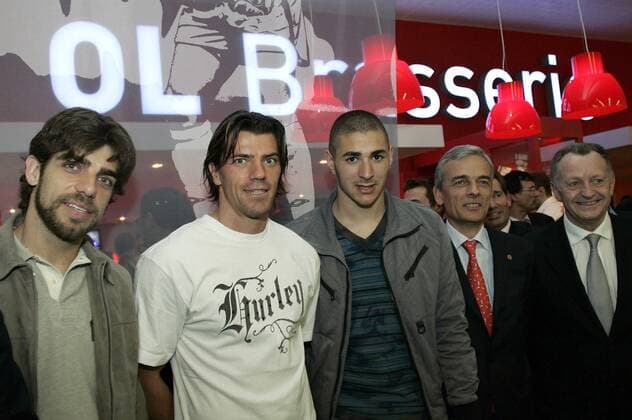 Olympique Lyon eröffnet eine Brasserie, v.li.: Juninho, Torwart Gregory Coupet, Karim Benzema (alle Lyon), Guy Mathiolon (Flughafen Lyon) und Präsident Jean Michel Aulas (Lyon) - Fußball Herren Ligue 1 2007 2008, 1. Französische Liga, Olympique Lyonnais, OL Gruppe Lyon Fußball Herren Ligue 1 2007 2008, 1. Französische Liga, Olympique Lyonnais, OL Gruppe Lyon