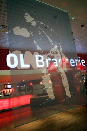 Konterfei von Torwart Gregory Coupet (Lyon) schmückt die neu eröffnete Brasserie im Lyoner Flughafen -  Fußball Herren Ligue 1 2007 2008, 1. Französische Liga, Olympique Lyonnais, OL Einzelbild Lyon Fußball Herren Ligue 1 2007 2008, 1. Französische Liga, Olympique Lyonnais, OL Einzelbild Lyon