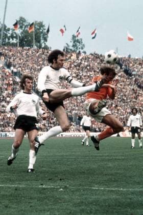 Franz Beckenbauer (BR Deutschland, li.) gegen Johan Neeskens (Niederlande) Fußball Länderspiel Herren WM 1974 Finale Gruppe München Dynamik, Fußball Länderspiel Herren WM 1974 Finale Gruppe München Dynamik,
