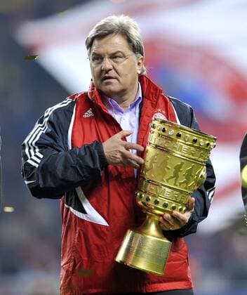 Pressesprecher Markus Hörwick (Bayern) - DFB Pokalsieger 2008 - präsentiert den Pokal Fußball Herren DFB Pokal 2007 2008, Pokalspiel, FC Bayern München Pokalfinale, Finale Einzelbild Berlin Fußball Herren DFB Pokal 2007 2008, Pokalspiel, FC Bayern München Pokalfinale, Finale Einzelbild Berlin