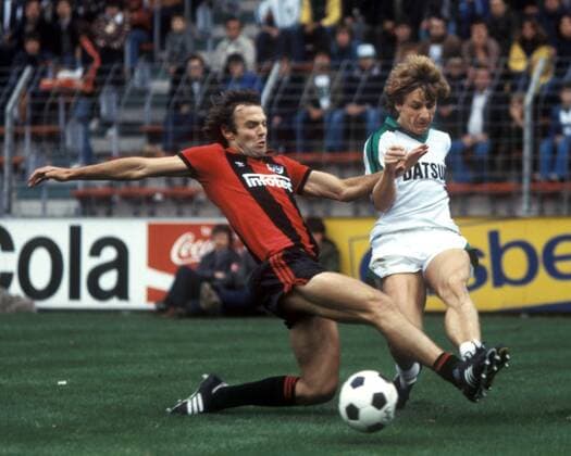 Frank Mill (Gladbach, re.) gegen Karl Heinz Körbel (Frankfurt) Fußball 1. BL Herren DEUTSCHSPRACHIGE SPORTZEITSCHRIFTEN UND -ZEITUNGEN NUR NACH RÜCKSPRACHE Gruppe Mönchengladbach Dynamik, Kampf, Fußball 1. BL Herren DEUTSCHSPRACHIGE SPORTZEITSCHRIFTEN UND -ZEITUNGEN NUR NACH RÜCKSPRACHE Gruppe Mönchengladbach Dynamik, Kampf,