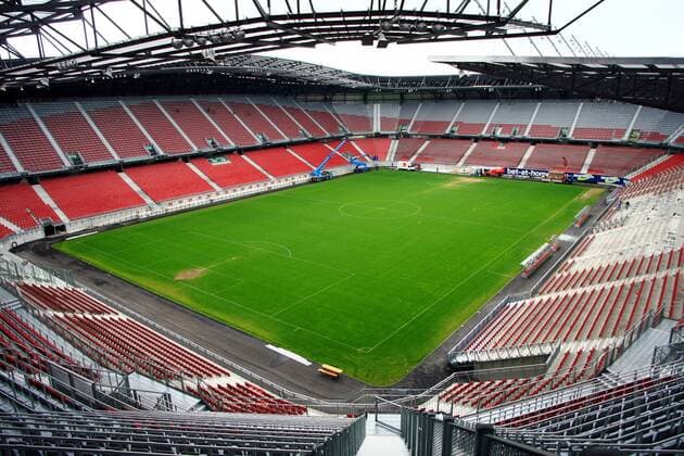 Hypo Group Arena in Klagenfurt - Heimspielstätte von SK Austria Kärnten und einer der Austragungsorte der EM 2008 Fußball EM Herren EM 2008, Euro, Vorschau, Austragungsort, Spielstätte, Wettkampfstätte, Totale Stadion innen Innenansicht Fußballstadion Klagenfurt Leere, Fußball EM Herren EM 2008, Euro, Vorschau, Austragungsort, Spielstätte, Wettkampfstätte, Totale Stadion innen Innenansicht Fußballstadion Klagenfurt Leere, 