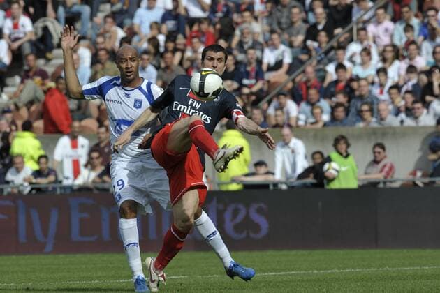 Pauleta (Paris St. Germain, re.) gegen Sammy Traore (Auxerre) -  Fußball Herren Ligue 1 2007 2008, 1. Französische Liga, Paris Saint Germain - AJ Auxerre 3:1, PSG Gruppe Paris Dynamik, Fußball Herren Ligue 1 2007 2008, 1. Französische Liga, Paris Saint Germain - AJ Auxerre 3:1, PSG Gruppe Paris Dynamik,