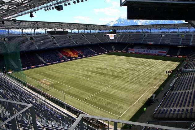 Stadion Wals Siezenheim - Heimspielstätte von Red Bull Salzburg und einer der Austragungsorte der EM 2008 Fußball EM Herren EM 2008, Euro, Vorschau, Austragungsort, Spielstätte, Wettkampfstätte, Totale Stadion innen Innenansicht Fußballstadion Wals Siezenheim Leere, Fußball EM Herren EM 2008, Euro, Vorschau, Austragungsort, Spielstätte, Wettkampfstätte, Totale Stadion innen Innenansicht Fußballstadion Wals Siezenheim Leere,