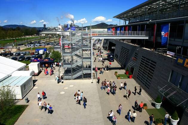 Fans am Stadion Wals Siezenheim - Heimspielstätte von Red Bull Salzburg und einer der Austragungsorte der EM 2008 Fußball EM Herren EM 2008, Euro, Vorschau, Austragungsort, Spielstätte, Wettkampfstätte, Totale Stadion außen Außenansicht Fußballstadion Wals Siezenheim Fußball EM Herren EM 2008, Euro, Vorschau, Austragungsort, Spielstätte, Wettkampfstätte, Totale Stadion außen Außenansicht Fußballstadion Wals Siezenheim