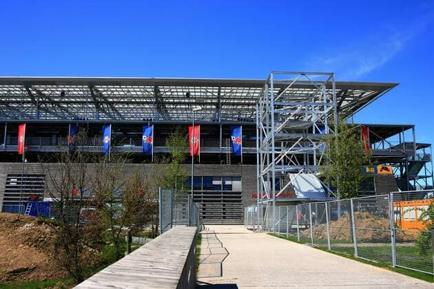 Stadion Wals Siezenheim - Heimspielstätte von Red Bull Salzburg und einer der Austragungsorte der EM 2008 Fußball EM Herren EM 2008, Euro, Vorschau, Austragungsort, Spielstätte, Wettkampfstätte, Totale Stadion außen Außenansicht Fußballstadion Wals Siezenheim Fußball EM Herren EM 2008, Euro, Vorschau, Austragungsort, Spielstätte, Wettkampfstätte, Totale Stadion außen Außenansicht Fußballstadion Wals Siezenheim