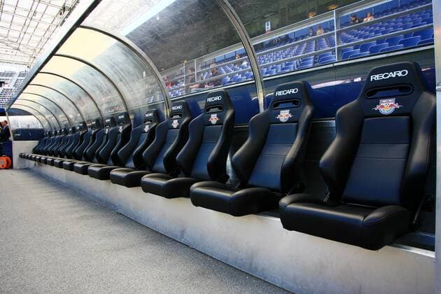 Recaro Schalensitze einer Ersatzbank in der Arena Wals Siezenheim - Heimspielstätte von Red Bull Salzburg und einer der Austragungsorte der EM 2008 Fußball EM Herren EM 2008, Euro, Vorschau, Austragungsort, Spielstätte, Wettkampfstätte, Totale Stadion innen Innenansicht Fußballstadion Wals Siezenheim Fußball EM Herren EM 2008, Euro, Vorschau, Austragungsort, Spielstätte, Wettkampfstätte, Totale Stadion innen Innenansicht Fußballstadion Wals Siezenheim