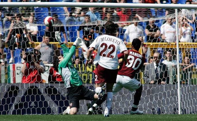 Mancini (AS Rom, re.) trifft gegen Torwart Alberto Maria Fontana (FC Turin) zum 4:0 -  Fußball Herren Serie A 2007 2008, 1. Italienische Liga, AS Rom - Torino FC 4:1, Roma, Turin Gruppe Rom Fußball Herren Serie A 2007 2008, 1. Italienische Liga, AS Rom - Torino FC 4:1, Roma, Turin Gruppe Rom