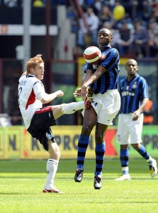 Patrick Vieira (Inter Mailand, re.) gegen Davide Biondini (Cagliari) -  Fußball Herren Serie A 2007 2008, 1. Italienische Liga, FC Internazionale Mailand - US Cagliari Calcio Gruppe Mailand Dynamik, Fußball Herren Serie A 2007 2008, 1. Italienische Liga, FC Internazionale Mailand - US Cagliari Calcio Gruppe Mailand Dynamik,