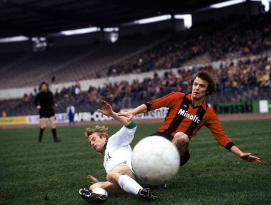 Karl Heinz Körbel (Frankfurt, re.) gegen Jürgen Röber (Bremen) Fußball 1. BL Herren DEUTSCHSPRACHIGE SPORTZEITSCHRIFTEN UND -ZEITUNGEN NUR NACH RÜCKSPRACHE 1979 1980 Gruppe Aufnahmedatum geschätzt Dynamik, Kampf, Fußball 1. BL Herren DEUTSCHSPRACHIGE SPORTZEITSCHRIFTEN UND -ZEITUNGEN NUR NACH RÜCKSPRACHE 1979 1980 Gruppe Aufnahmedatum geschätzt Dynamik, Kampf,