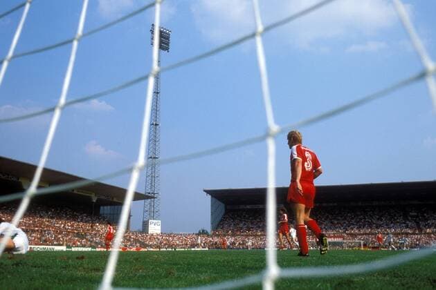Michael Grünewald (Offenbach, re.) Fußball 1. BL Herren DEUTSCHSPRACHIGE SPORTZEITSCHRIFTEN UND -ZEITUNGEN NUR NACH RÜCKSPRACHE, Saison 1983 1984 Totale Stadion am Bieberer Berg Offenbach Fußball 1. BL Herren DEUTSCHSPRACHIGE SPORTZEITSCHRIFTEN UND -ZEITUNGEN NUR NACH RÜCKSPRACHE, Saison 1983 1984 Totale Stadion am Bieberer Berg Offenbach
