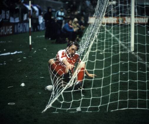 Michael Kutzop (Offenbach) hat sich im Tornetz verfangen Fußball 1. BL Herren DEUTSCHSPRACHIGE SPORTZEITSCHRIFTEN UND -ZEITUNGEN NUR NACH RÜCKSPRACHE, Saison 1983 1984 Einzelbild Mönchengladbach Fußball 1. BL Herren DEUTSCHSPRACHIGE SPORTZEITSCHRIFTEN UND -ZEITUNGEN NUR NACH RÜCKSPRACHE, Saison 1983 1984 Einzelbild Mönchengladbach