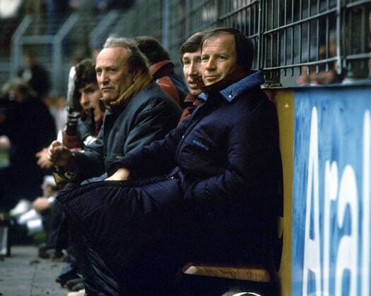 Trainer Helmut Benthaus (re.), Co Trainer Willi Entenmann (2.v.re., verdeckt) und Funktionär Steimle (alle Stuttgart, li.) Fußball 1. BL Herren DEUTSCHSPRACHIGE SPORTZEITSCHRIFTEN UND -ZEITUNGEN NUR NACH RÜCKSPRACHE, Saison 1983 1984 Gruppe Mönchengladbach Fußball 1. BL Herren DEUTSCHSPRACHIGE SPORTZEITSCHRIFTEN UND -ZEITUNGEN NUR NACH RÜCKSPRACHE, Saison 1983 1984 Gruppe Mönchengladbach