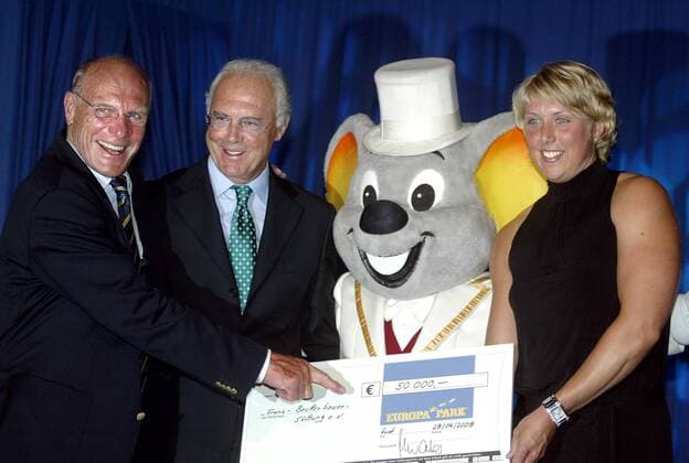 Franz Beckenbauer (2.v.li.) bekommt von Christina Obergföll und Rudi Altig (alle Deutschland) einen Scheck über 50000 Euro zugunsten der Beckenbauer Stiftung überreicht Fußball Herren Eagles Charity Golfcup 2008, Golf Cup, soziales Engagement, Sozialengagement Gruppe Rust Fußball Herren Eagles Charity Golfcup 2008, Golf Cup, soziales Engagement, Sozialengagement Gruppe Rust