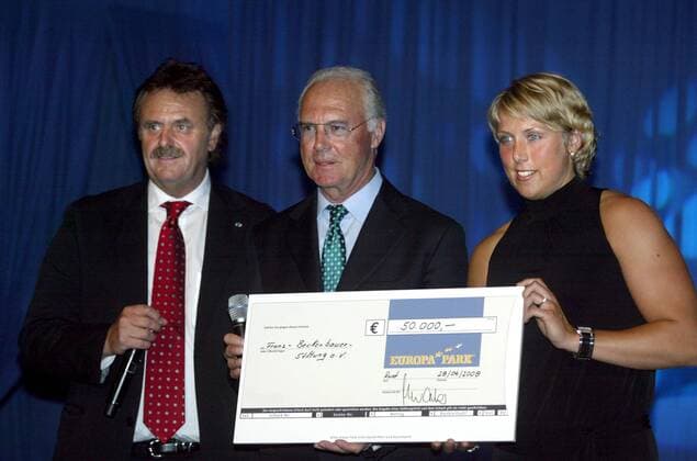 Franz Beckenbauer (Mitte) erhält von Christina Obergföll und Roland Mack, Geschäftsführer Europapark Rust (alle Deutschland) einen Scheck über 50000 Euro zugunsten der Beckenbauer Stiftung Fußball Herren Eagles Charity Golfcup 2008, Golf Cup, soziales Engagement, Sozialengagement Gruppe Rust Fußball Herren Eagles Charity Golfcup 2008, Golf Cup, soziales Engagement, Sozialengagement Gruppe Rust