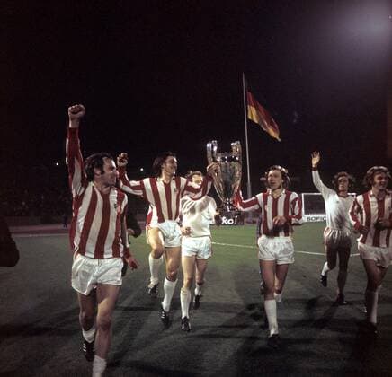 Ehrenrunde Bayern mit dem Europapokal der Landesmeister v.li.: Franz Roth, Hans Josef Kapellmann, Johnny Hansen, Conny Torstensson und Franz Beckenbauer Fußball EC 1 Herren DEUTSCHSPRACHIGE SPORTZEITSCHRIFTEN UND -ZEITUNGEN NUR NACH RÜCKSPRACHE 1973 1975 Gruppe Brüssel Freude, Begeisterung, Fußball EC 1 Herren DEUTSCHSPRACHIGE SPORTZEITSCHRIFTEN UND -ZEITUNGEN NUR NACH RÜCKSPRACHE 1973 1975 Gruppe Brüssel Freude, Begeisterung,
