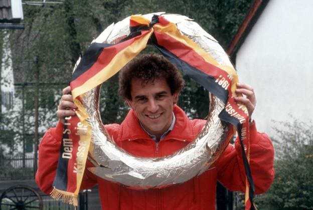 Anton Mang (BR Deutschland Kawasaki) gewinnt den Großen Preis von Deutschland 1981 Motorsport WM Herren WM 1981, Motorrad, Motorradrennen, Motorradsport Einzelbild Aufnahmedatum geschätzt Freude, Motorsport WM Herren WM 1981, Motorrad, Motorradrennen, Motorradsport Einzelbild Aufnahmedatum geschätzt Freude,
