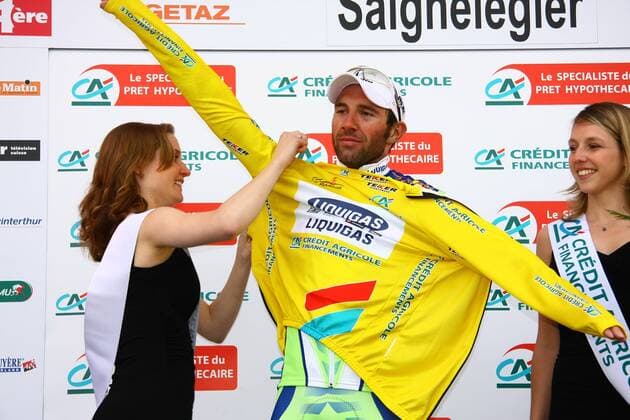 Michael Albasini (Schweiz Liquigas), Gesamtführender der Tour de Romandie 2008 nach der 2. Etappe, erhält das gelbe Trikot Radsport Herren Tour de Romandie 2008, Straßenradsport, Straße, Rad Gruppe ProTour Morges - Saignelegier Radsport Herren Tour de Romandie 2008, Straßenradsport, Straße, Rad Gruppe ProTour Morges - Saignelegier 