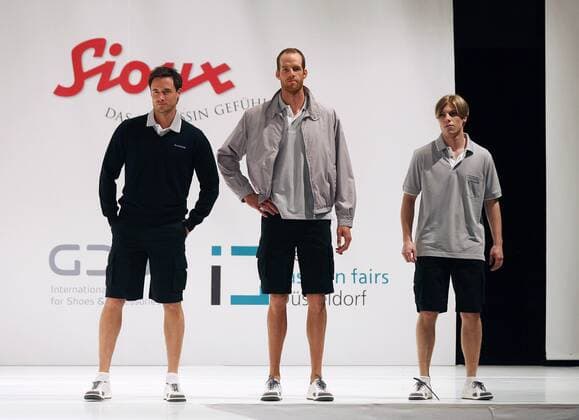 Christoph Dieckmann (Mitte) und Peter Joppich (re., beide Deutschland) präsentieren die offizielle Olympiabekleidung für die Sommerspiele 2008 in Peking Beachvolleyball OS Sommer Herren Vorschau Olympische Spiele Peking 2008, Sommerspiele, Präsentation, Pressetermin, Vorstellung Gruppe Düsseldorf Beachvolleyball OS Sommer Herren Vorschau Olympische Spiele Peking 2008, Sommerspiele, Präsentation, Pressetermin, Vorstellung Gruppe Düsseldorf