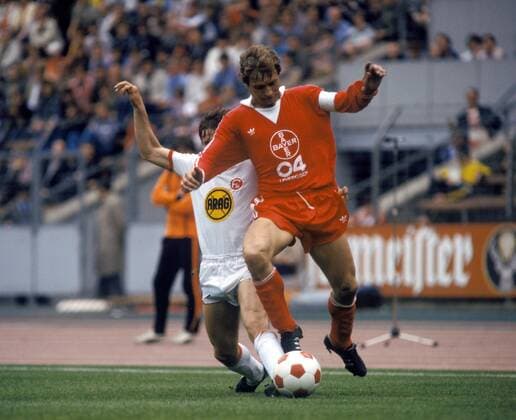 Dieter Herzog (Leverkusen, re.) im Duell Fußball 1. BL Herren DEUTSCHSPRACHIGE SPORTZEITSCHRIFTEN UND -ZEITUNGEN NUR NACH RÜCKSPRACHE 1979 1980 Gruppe Aufnahmedatum geschätzt Dynamik, Fußball 1. BL Herren DEUTSCHSPRACHIGE SPORTZEITSCHRIFTEN UND -ZEITUNGEN NUR NACH RÜCKSPRACHE 1979 1980 Gruppe Aufnahmedatum geschätzt Dynamik,