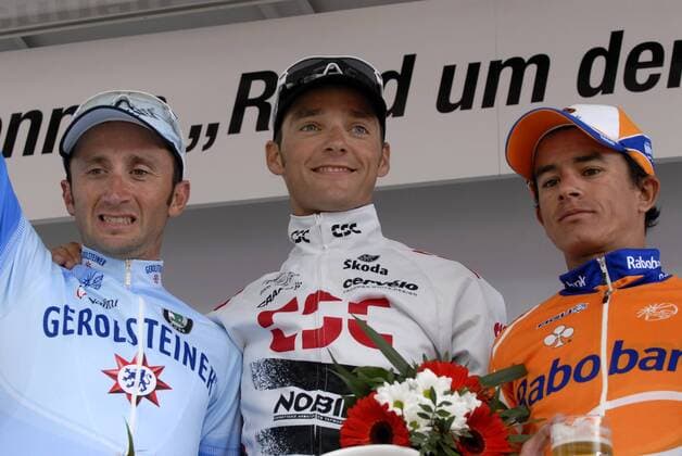 Siegerehrung Rund um den Henninger Turm 2008: Sieger Karsten Kroon (Niederlande CSC, Mitte), Davide Rebellin (Italien Gerolsteiner, li.) und Mauricio Ardila Cano (Kolumbien Rabobank) Radsport Herren Rund um den Henninger Turm 2008, Straßenradsport, Straße, Rad Gruppe Frankfurt M. Radsport Herren Rund um den Henninger Turm 2008, Straßenradsport, Straße, Rad Gruppe Frankfurt M.