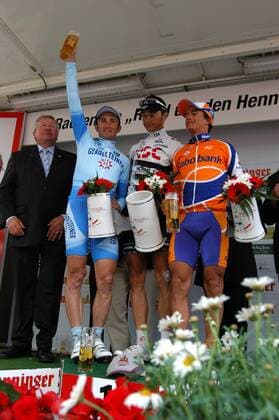 Siegerehrung Rund um den Henninger Turm 2008: Sieger Karsten Kroon (Niederlande CSC, Mitte), Davide Rebellin (Italien Gerolsteiner, li.) und Mauricio Ardila Cano (Kolumbien Rabobank), daneben Veranstalter Bernd Moos Achenbach... Radsport Herren Rund um den Henninger Turm 2008, Straßenradsport, Straße, Rad Gruppe Frankfurt M. Radsport Herren Rund um den Henninger Turm 2008, Straßenradsport, Straße, Rad Gruppe Frankfurt M.