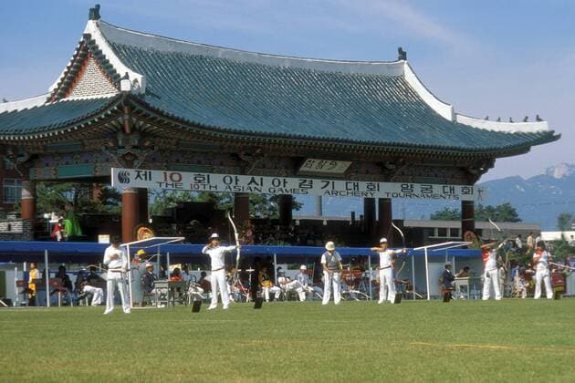 Bogenschützen im Hwarang Archery Field, Austragungsort des Bogenschießens während der Olympischen Spiele 1988 in Seoul Bogenschießen OS Sommer Herren Olympische Spiele 1988, Sommerspiele, Wettkampfstätte, Austragungsort, Korea, Totale Hwarang Archery Field Seoul Bogenschießen OS Sommer Herren Olympische Spiele 1988, Sommerspiele, Wettkampfstätte, Austragungsort, Korea, Totale Hwarang Archery Field Seoul