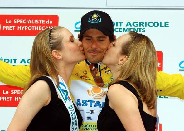 Andreas Klöden (Deutschland Astana) darf sich nach der 4. Etappe der Tour de Romandie 2008 das gelbe Trikot überstreifen und bekommt den verdienten Kuss der Hostessen Radsport Herren Tour de Romandie 2008, Straßenradsport, Straße, Rad Gruppe o0 ProTour 4. Etappe: Sion - Zinal Radsport Herren Tour de Romandie 2008, Straßenradsport, Straße, Rad Gruppe o0 ProTour 4. Etappe: Sion - Zinal 
