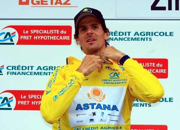 Andreas Klöden (Deutschland Astana) darf sich nach der 4. Etappe der Tour de Romandie 2008 das gelbe Trikot überstreifen Radsport Herren Tour de Romandie 2008, Straßenradsport, Straße, Rad Einzelbild o0 ProTour 4. Etappe: Sion - Zinal Radsport Herren Tour de Romandie 2008, Straßenradsport, Straße, Rad Einzelbild o0 ProTour 4. Etappe: Sion - Zinal 