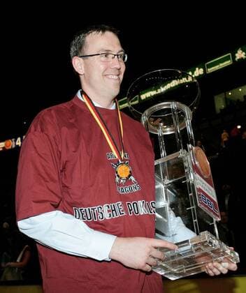 Artland Dragons Quakenbrück sind Pokalsieger 2008 - Trainer Chris Fleming präsentiert die Trophäe Basketball Herren BBL Pokal 2007 2008, Pokalspiel, Finalrunde, Top Vier, Final Four, Endrunde, Einzelbild Hamburg Freude, Basketball Herren BBL Pokal 2007 2008, Pokalspiel, Finalrunde, Top Vier, Final Four, Endrunde, Einzelbild Hamburg Freude,