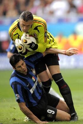 Torwart Zeljko Kalac (AC Mailand) klärt gegen Julio Cruz (Inter Mailand) - Fußball Herren Serie A 2007 2008, 1. Italienische Liga, AC Mailand - FC Internazionale Mailand 2:1, Milan Gruppe Derby, Lokalderby, Ortsderby, Stadtderby, Mailand Dynamik, Kampf, Fußball Herren Serie A 2007 2008, 1. Italienische Liga, AC Mailand - FC Internazionale Mailand 2:1, Milan Gruppe Derby, Lokalderby, Ortsderby, Stadtderby, Mailand Dynamik, Kampf,