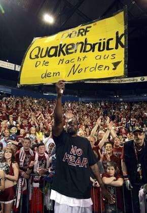 Dorf Quakenbrück die Macht aus dem Norden - Terrance Thomas (Quakenbrück) feiert den BBL Pokalsieg 2008 Basketball 1. BL Herren BBL Pokal 2007 2008, Pokalspiel, Finalrunde, Top Vier, Final Four, 4, Endrunde, Finale Einzelbild Hamburg Basketball 1. BL Herren BBL Pokal 2007 2008, Pokalspiel, Finalrunde, Top Vier, Final Four, 4, Endrunde, Finale Einzelbild Hamburg