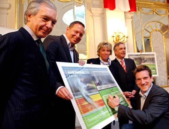 V.re.: Teammanager Andreas Herzog, ORF Sportchef Hans Huber, Vizebürgermeisterin Grete Laska (Wien), Post Vorstand Herbert Götz und ÖFB Präsident Friedrich Stickler (alle Österreich) mit Sondermarke der Österreichischen Post -  Fußball EM Herren EM 2008, Euro, Vorschau, Nationalmannschaft Gruppe Politiker Direktor Wien Fußball EM Herren EM 2008, Euro, Vorschau, Nationalmannschaft Gruppe Politiker Direktor Wien