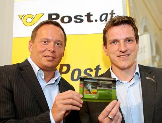 Teammanager Andreas Herzog (re.) und Post Vorstand Herbert Götz (beide Österreich) mit A. Herzog Sondermarke der Österreichischen Post -  Fußball EM Herren EM 2008, Euro, Vorschau, Nationalmannschaft Gruppe Wien Fußball EM Herren EM 2008, Euro, Vorschau, Nationalmannschaft Gruppe Wien