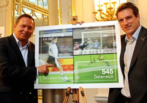 Teammanager Andreas Herzog (re.) und Post Vorstand Herbert Götz (beide Österreich) mit A. Herzog Sondermarke der Österreichischen Post -  Fußball EM Herren EM 2008, Euro, Vorschau, Nationalmannschaft Gruppe Wien Fußball EM Herren EM 2008, Euro, Vorschau, Nationalmannschaft Gruppe Wien