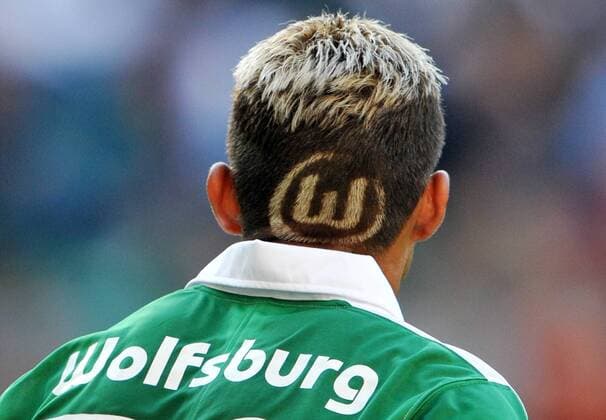 Marcelinho (Wolfsburg) mit eingefärbtem Vereinslogo im Haar Fußball 1. BL Herren Saison 2007 2008, VfL Wolfsburg Einzelbild Wolfsburg Fußball 1. BL Herren Saison 2007 2008, VfL Wolfsburg Einzelbild Wolfsburg