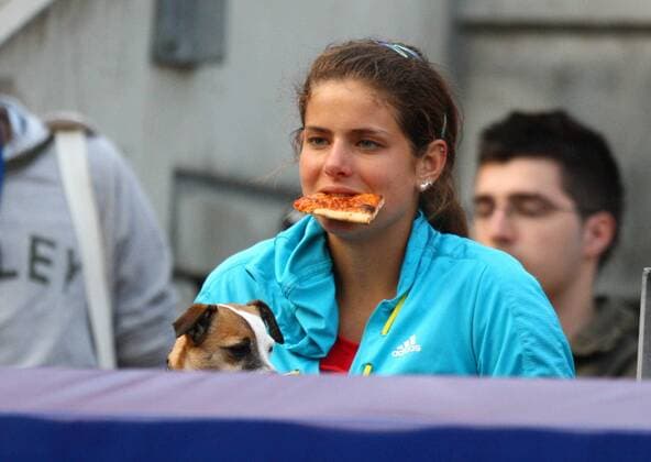 Julia Görges (Deutschland) isst ein Stück Pizza Tennis Damen Qatar Telecom German Open 2008, WTA Tour Einzelbild Hundekehle Berlin Tennis Damen Qatar Telecom German Open 2008, WTA Tour Einzelbild Hundekehle Berlin
