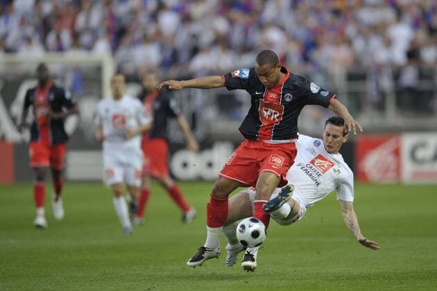 Loris Arnaud (Paris St. Germain, li.) gegen David Vairelles (Amiens) - Fußball Herren Coupe de France 2007 2008, Französischer Pokal, Pokalspiel, Amiens SC - Paris Saint Germain, PSG, Gruppe Amiens Dynamik, Kampf, Fußball Herren Coupe de France 2007 2008, Französischer Pokal, Pokalspiel, Amiens SC - Paris Saint Germain, PSG, Gruppe Amiens Dynamik, Kampf,