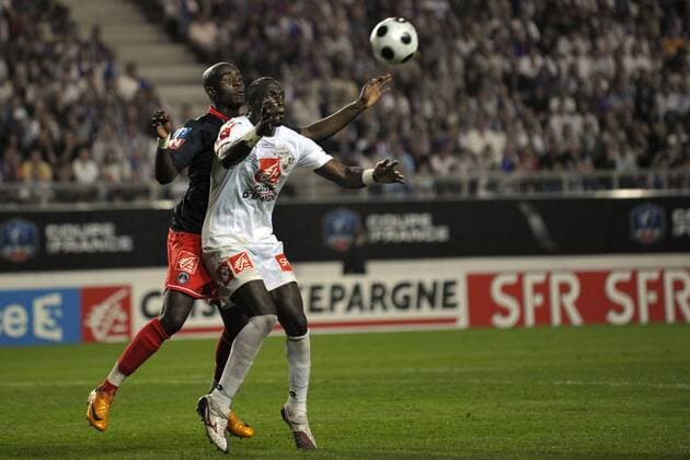 Andre Titi Buengo (Amiens, re.) gegen Larrys Mabiala (Paris St. Germain) - Fußball Herren Coupe de France 2007 2008, Französischer Pokal, Pokalspiel, Paris Saint Germain - Amiens SC 0:1, PSG Gruppe Amiens Dynamik, Fußball Herren Coupe de France 2007 2008, Französischer Pokal, Pokalspiel, Paris Saint Germain - Amiens SC 0:1, PSG Gruppe Amiens Dynamik,