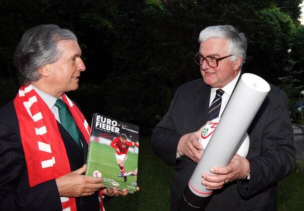 ÖFB Präsident Friedrich Stickler (li.) und Botschafter Martin Balldorf (beide Österreich) bei einer Audienz im Vatikan -  Fußball Herren Vorschau EM 2008, Euro, Vatikan, Vatikanstaat, Papstaudienz Gruppe Papst Rom Fußball Herren Vorschau EM 2008, Euro, Vatikan, Vatikanstaat, Papstaudienz Gruppe Papst Rom