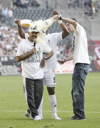 Gladbach bejubelt den Aufstieg in die 1. Liga - Trainer Jos Luhukay bekommt eine Bierdusche von Sebastian Schachten (re.) verpasst Fußball 2. BL Herren Saison 2007 2008, Borussia Mönchengladbach, Gladbach Gruppe Mönchengladbach Fußball 2. BL Herren Saison 2007 2008, Borussia Mönchengladbach, Gladbach Gruppe Mönchengladbach