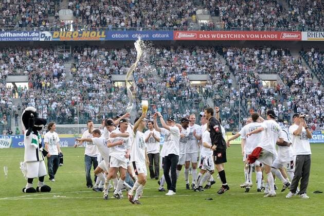 Gladbacher Spieler bejubeln den Aufstieg 2007 2008 in die 1. Liga Fußball 2. BL Herren Saison 2007 2008, Borussia Mönchengladbach, Gladbach Totale Mönchengladbach Fußball 2. BL Herren Saison 2007 2008, Borussia Mönchengladbach, Gladbach Totale Mönchengladbach
