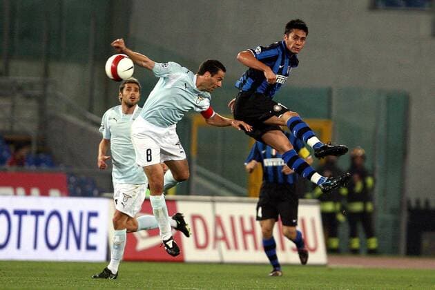 Luis Jimenez (Inter Mailand, re.) gegen Luciano Zauri (Lazio Rom) -  Fußball Herren Coppa Italia 2007 2008, Italienischer Pokal, Pokalspiel, Lazio Roma - FC Internazionale Mailand 0:2 Gruppe Rom Dynamik, Fußball Herren Coppa Italia 2007 2008, Italienischer Pokal, Pokalspiel, Lazio Roma - FC Internazionale Mailand 0:2 Gruppe Rom Dynamik,