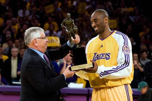 NBA Commissioner David L. Stern (USA, li.) überreicht Kobe Bryant (Los Angeles Lakers) die Trophäe nach seiner Wahl zum Most Valuable Player der Saison 2007 2008 - (icon91030001) Basketball Herren NBA 2007 2008 Gruppe Los Angeles, LA, L A Freude, Basketball Herren NBA 2007 2008 Gruppe Los Angeles, LA, L A Freude, EDITORIAL USE ONLY