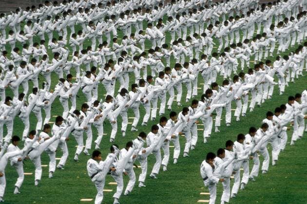 Eröffnungsfeier Olympische Spiele 1988 in Seoul - Kampfsportler demonstrieren eine Übung OS Sommer Herren Olympische Spiele Seoul 1988, Sommerspiele, Kampfsport Totale o0 Südkorea Korea Seoul Masse, OS Sommer Herren Olympische Spiele Seoul 1988, Sommerspiele, Kampfsport Totale o0 Südkorea Korea Seoul Masse,