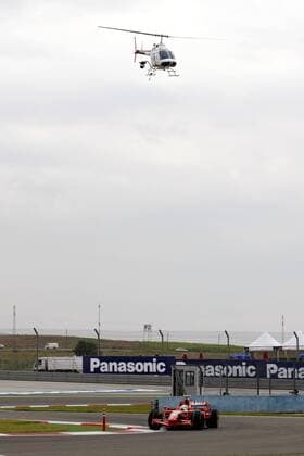 Felipe Massa (Brasilien Ferrari) in seinem Boliden, darüber ein Hubschrauber Motorsport Grand Prix Herren Großer Preis der Türkei 2008, Formel 1 Weltmeisterschaft, F1, F, GP, WM Totale Istanbul Motorsport Grand Prix Herren Großer Preis der Türkei 2008, Formel 1 Weltmeisterschaft, F1, F, GP, WM Totale Istanbul