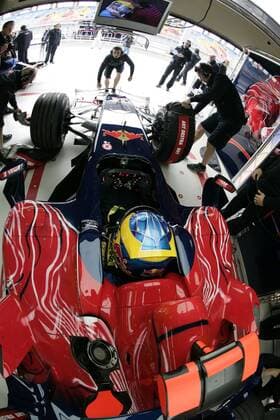 Sebastien Bourdais (Frankreich Toro Rosso) mit seinem Boliden in der Box während der letzten Vorbereitungen Motorsport Grand Prix Herren Großer Preis der Türkei 2008, Formel 1 Weltmeisterschaft, F1, F, GP, WM Gruppe Istanbul Motorsport Grand Prix Herren Großer Preis der Türkei 2008, Formel 1 Weltmeisterschaft, F1, F, GP, WM Gruppe Istanbul