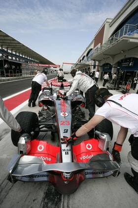 Heikki Kovalainen (Finnland McLaren Mercedes) wird mit seinem Boliden zurück geschoben Motorsport Grand Prix Herren Großer Preis der Türkei 2008, Formel 1 Weltmeisterschaft, F1, F, GP, WM Gruppe Istanbul Motorsport Grand Prix Herren Großer Preis der Türkei 2008, Formel 1 Weltmeisterschaft, F1, F, GP, WM Gruppe Istanbul