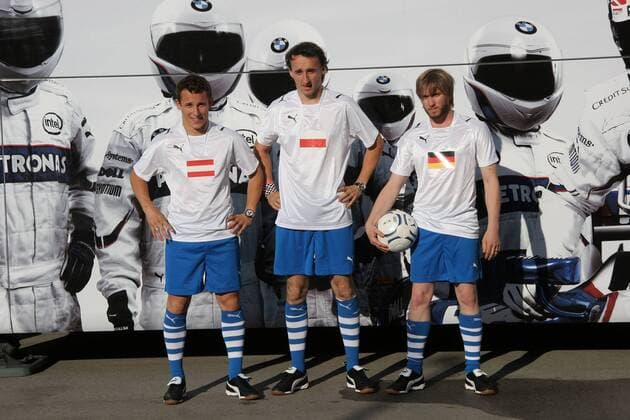 BMW Sauber Fahrer spielen am Rande des GP der Türkei Fußball - V.li. Christian Klien (Österreich), Robert Kubica (Polen), Nick Heidfeld (Deutschland) Motorsport Grand Prix Herren Großer Preis von Türkei 2008, Formel 1 Weltmeisterschaft, F1, F, GP, WM Qualifying Gruppe Istanbul Motorsport Grand Prix Herren Großer Preis von Türkei 2008, Formel 1 Weltmeisterschaft, F1, F, GP, WM Qualifying Gruppe Istanbul